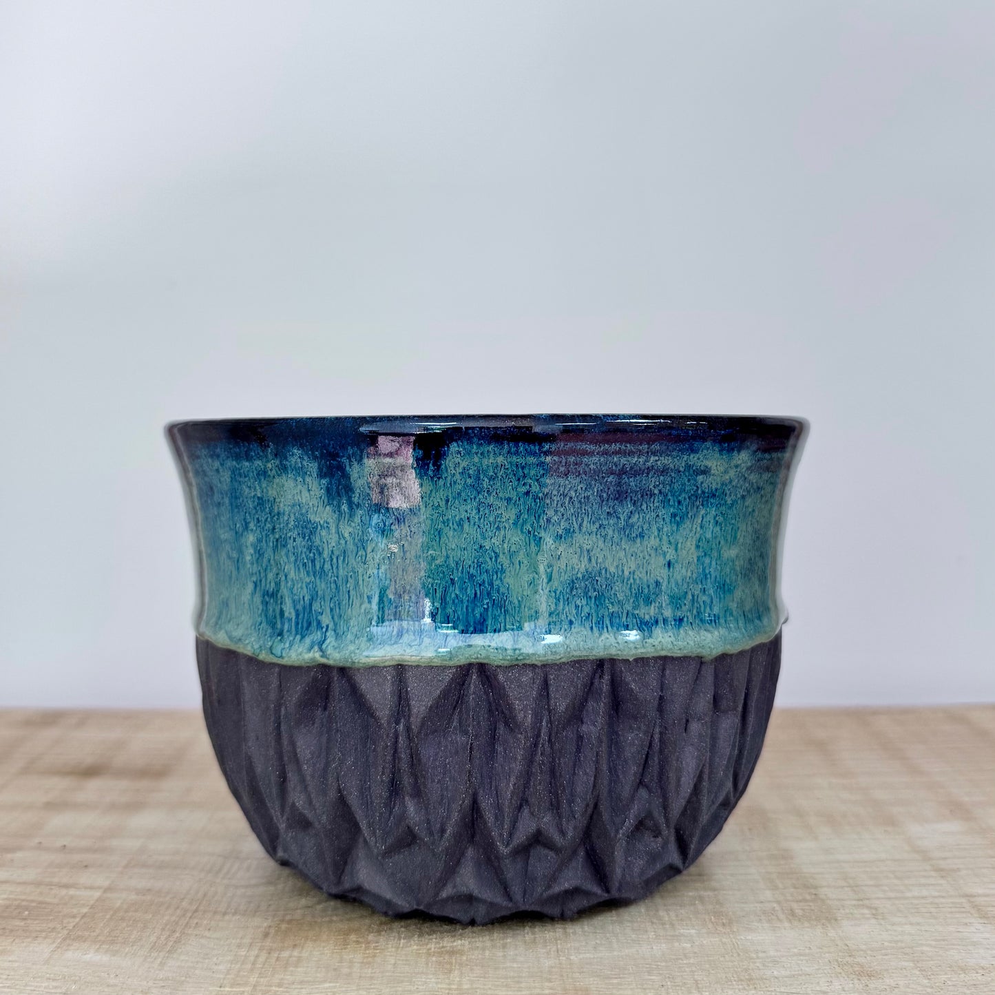 Grijze Art Deco keramiek schaal met groen en blauw glazuur