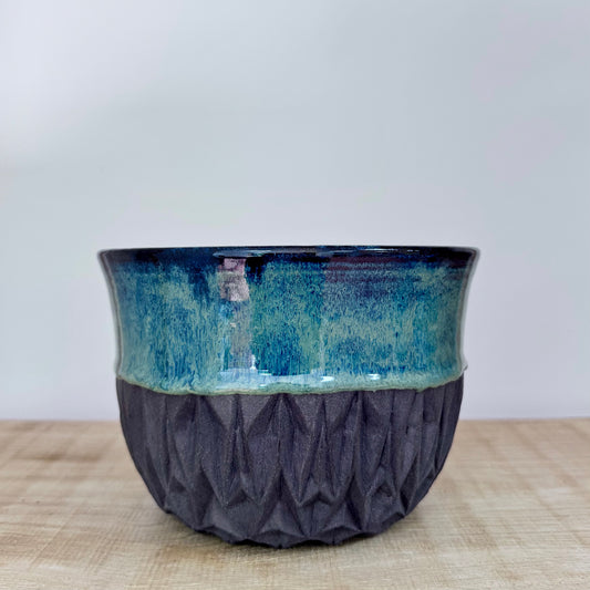 Grijze Art Deco keramiek schaal met groen en blauw glazuur